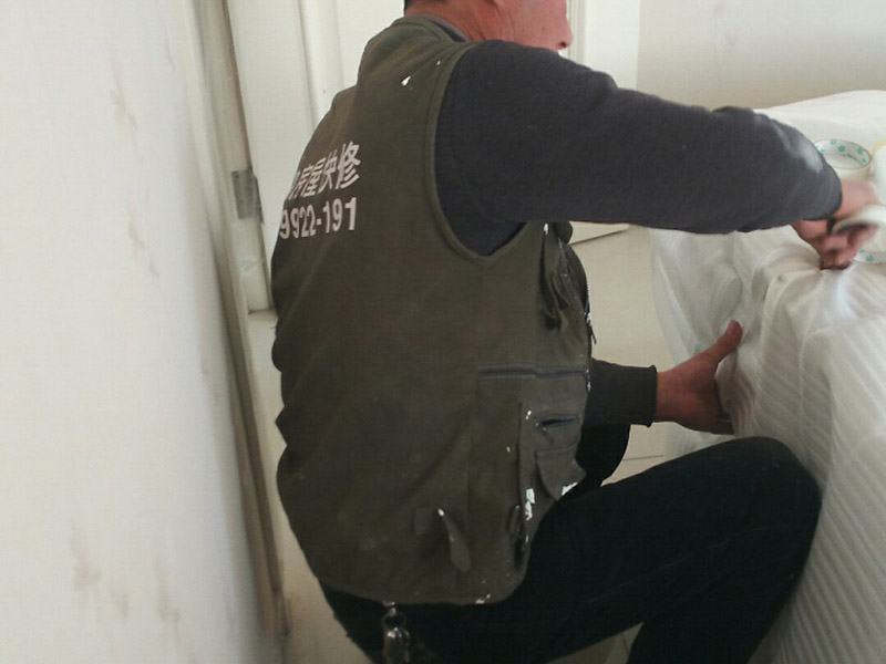 全屋家具保護案例：房屋整體裝修完成后再將家具進行定制安裝，所以在安裝過程中可能會對已經(jīng)裝修好的工程造成些許損壞，這個時候就需要注意對家中的地面、墻面、門窗等進行保護，以免造成不要的損壞。水管電線是在房屋裝修時就已經(jīng)改造好了，在定制家具的安裝過程中要注意盡量不要改動墻面的水管電線，因為如果改造不好就會造成家里用水用電不便，甚至可能會引起事故。