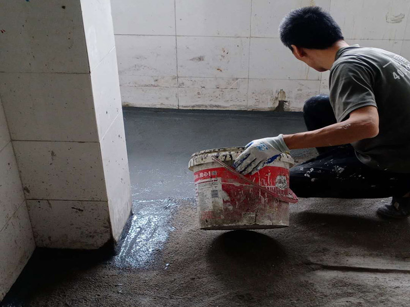 衛(wèi)生間地面防水：1.利用水泥砂漿水泥砂漿或豆石混凝土鋪平坡度。訣竅是：地漏附近坡度大，門口附近坡度小。 2.利用管根密封膏封嚴管線，管線要穿透樓板根部。刷防水涂料時可以貼1-2層玻璃絲布加強防水性。 3.墻壁表面打磨成干凈平光沒有顆?；覊m，墻壁與地面的交接區(qū)域注意原角和坡角的設置。 4.聚氨酯防水涂膜由管根和墻角處開始進行涂抹，在常溫下經(jīng)過4小時放干后，再大面積涂抹和刮刷。注意涂料總厚度大于1. 5毫米，不能有漏刮和鼓泡的不良現(xiàn)象。24小時后立面涂刷下一層，之后再以垂直的方向進行二次涂刷。最后涂膜半固化，拋甩粗砂粒方便與水泥砂漿融合。 5.防水層的設置與具體區(qū)域有關。防水地面的防水層應高出地面200寬，地面防水層應超出衛(wèi)生間門口以外300寬。而又淋浴的衛(wèi)生間墻面防水層則應設置為高出地面1800寬。 6.展開閉水實驗的時候，先完成防水工作再利用包立管方法。之后再局部進行防水。閉水試驗也可為了避免破壞地面防水層而免做。