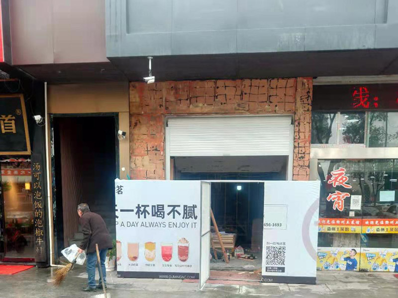 門店裝修翻新：店鋪裝修步驟首先要做的就是設(shè)計，要保證可以設(shè)計得合理規(guī)范，要讓設(shè)計有很好的感覺，必須要積極努力的達(dá)到目標(biāo)，可行性與功能性，都是重要的基礎(chǔ)。做好店鋪裝修的目標(biāo)非常的明確，重點就在于可以追求細(xì)節(jié)盡求完美，實現(xiàn)裝修的目的。店鋪裝修步驟掌握到流程，先設(shè)計，再注重基礎(chǔ)施工，最后在細(xì)節(jié)的裝修過程中，表現(xiàn)得很有目的性，這樣的裝修目標(biāo)實現(xiàn)，最后一步很重要的，也是實現(xiàn)裝修服務(wù)的關(guān)鍵與重點