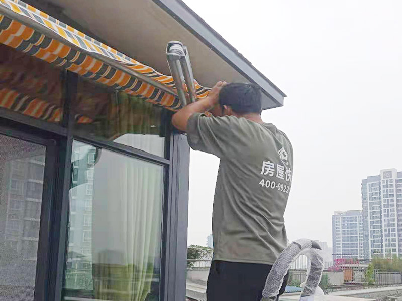 露臺雨棚安裝：在門楣上定位劃水平線，把塑料支架的固定孔距畫下來沖擊鉆打孔，要比膨脹螺絲深一些。   最好兩個人配合安裝，一個人托舉著，一個人安放膨脹螺絲，有4個，扳手擰緊。   接下來的就比較好安裝了.將組合好的雨棚耐力板插入剛才安裝好的雨棚中【支架的卡槽中】，螺絲固定。   全部安裝到位后，要到遠處看看，雨棚外沿是不是處在一條直線上，如有高有低，放寬膨脹螺絲，調整一下支架，如果是墻面不平引起的，可用木片或塑料片墊一下。記得膨脹螺絲還要擰緊，不然雨棚會飛跑的。